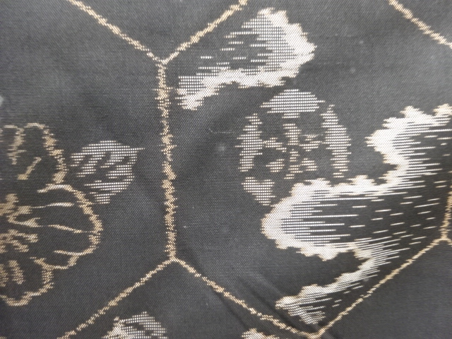 アンティーク　亀甲に花模様織り出し本場泥大島紬着物